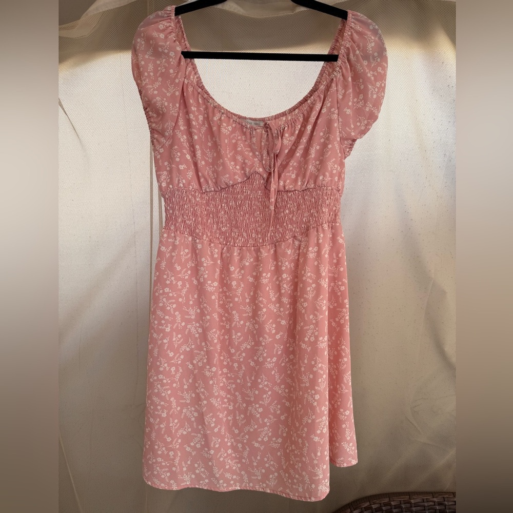 Pink and white ditsy floral cap sleeve dress
Size Large